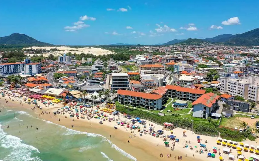 Praia em SC: por que o mar voltou a avançar, mesmo após o alargamento da faixa de areia